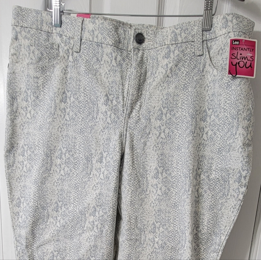 Lee Women's Straight Fit Size 20W Medium Cream/Gray Snakeprint Jeans